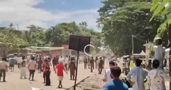 Assam-Arunachal-Border-Tension-protester-pelted-st