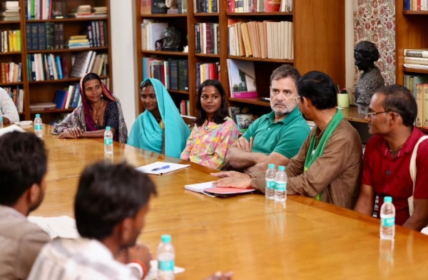 नई दिल्ली में गुरुवार को केन-बेतवा नदी जोड़ परियोजना से प्रभावित लोगों के प्रतिनिधिमंडल से मुलाकात करते लोकसभा में नेता प्रतिपक्ष राहुल गांधी। नई दिल्ली में गुरुवार को केन-बेतवा नदी जोड़ परियोजना से प्रभावित लोगों के प्रतिनिधिमंडल से मुलाकात करते लोकसभा में नेता प्रतिपक्ष राहुल गांधी।