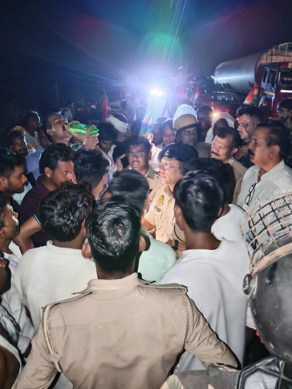 ڈمپر کی ٹکر سے کانوڑ یاتری کی موت، کانوڑیوں نے اٹاوہ-بریلی ہائی وے پر جام کیا ڈمپر کی ٹکر سے کانوڑ یاتری کی موت، کانوڑیوں نے اٹاوہ-بریلی ہائی وے پر جام کیا