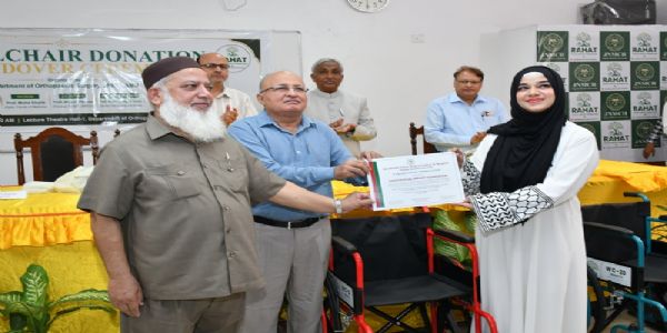 اے ایم یو کے جے این میڈیکل کالج کو راحت سوشل امپیکٹ فاؤنڈیشن نے وہیل چیئرز عطیہ کیں