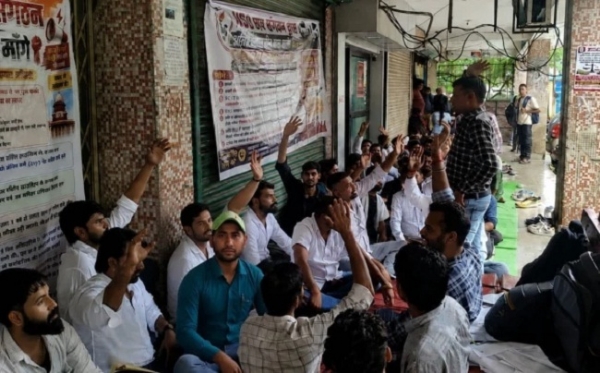 نرسنگ کونسل دفتر کے باہر مظاہرہ کرتے ہوئے طلبہ نرسنگ کونسل دفتر کے باہر مظاہرہ کرتے ہوئے طلبہ
