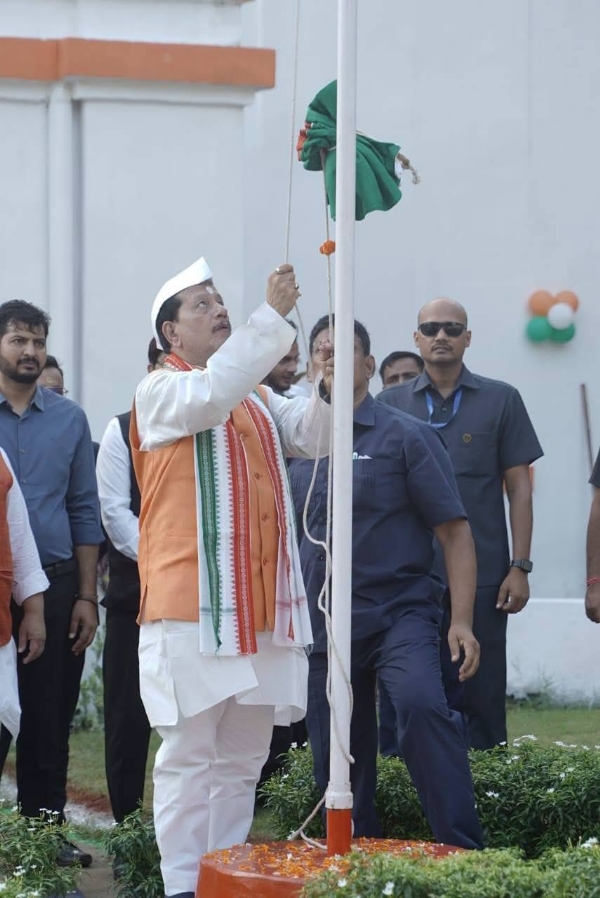 وزیر زراعت وجے کمار سنہا نے یوم آزادی پر اپنی سرکاری رہائش گاہ پر پرچم کشائی کی وزیر زراعت وجے کمار سنہا نے یوم آزادی پر اپنی سرکاری رہائش گاہ پر پرچم کشائی کی