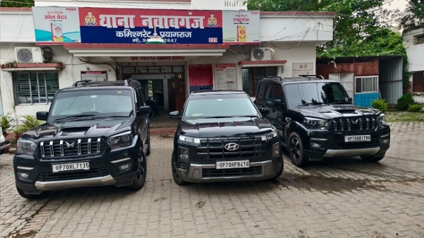 بیریئر توڑنے کے معاملے میں ضبط کی گئی گاڑیوں کی تصویر