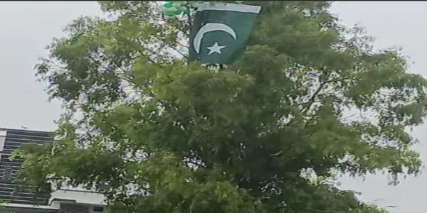 پنجاب کے گرداسپور میں غباروں کے ساتھ درخت سے لٹکے ملے پاکستانی پرچم، پولیس نے جانچ شروع کی