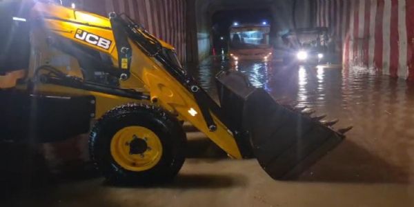 بارش کی وجہ سے ریلوے انڈر برج بنا تالاب، روڈ ویز کی بس بیچ میں پھنسنے سے مسافروں کی جان اٹکی