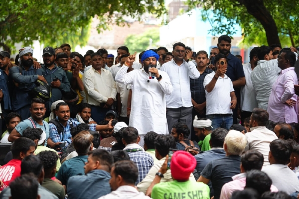 صفائی کارکن کے قتل کے خلاف لوگوں کے ساتھ آپ رکن اسمبلی کلدیپ کمار کا دھرنا دوسرے روز بھی جاری