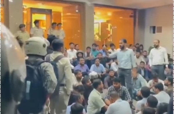 سی جی ایل-ٹی ڈی پی ایل امتحان منسوخ کرنے کے فیصلے کے خلاف ملازمین کا احتجاج سی جی ایل-ٹی ڈی پی ایل امتحان منسوخ کرنے کے فیصلے کے خلاف ملازمین کا احتجاج