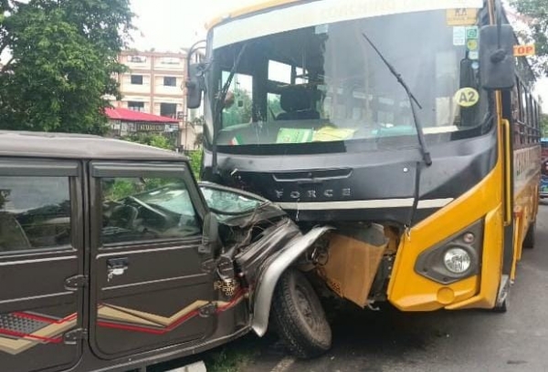 بچوں سے بھری بس اور پک اپ کی ٹکر، دو بچےزخمی بچوں سے بھری بس اور پک اپ کی ٹکر، دو بچےزخمی