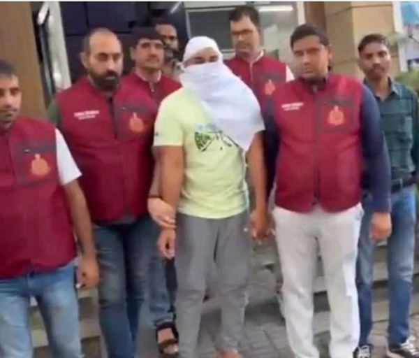 پولیس کی گرفت میں روہتک کے ساکن ملزم امت شیوران پولیس کی گرفت میں روہتک کے ساکن ملزم امت شیوران