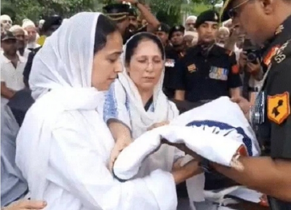 میجر حمزہ کو ترنگا سونپتے ہوئے فوجی اہلکار میجر حمزہ کو ترنگا سونپتے ہوئے فوجی اہلکار