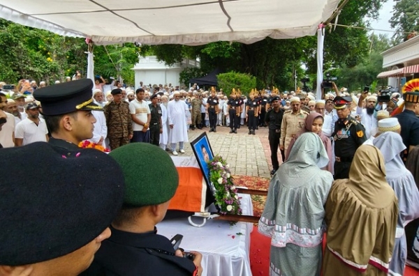 اندور میں فوجی اعزاز کے ساتھ میجر حمزہ کو آخری الوداع کہتے ہوئے اندور میں فوجی اعزاز کے ساتھ میجر حمزہ کو آخری الوداع کہتے ہوئے