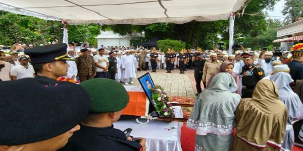 ایم پی کے اندور میں میجر حمزہ عارف کو فوجی اعزاز کے ساتھ آخری وداعی دی گئی، لگے حبِ وطنی کے نعرے