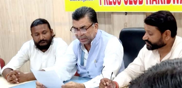 पत्रकारों से वार्ता करते हुए पत्रकारों से वार्ता करते हुए