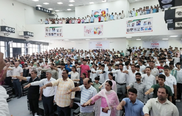 وزیراعظم مودی نے سونی پت میں طلبہ کو نشہ سے پاک رہنے کا حلف دلایا وزیراعظم مودی نے سونی پت میں طلبہ کو نشہ سے پاک رہنے کا حلف دلایا