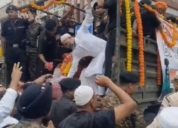 اندور میں میجر حمزہ تدفین کے لئے لے جاتے ہوئے۔ اندور میں میجر حمزہ تدفین کے لئے لے جاتے ہوئے۔