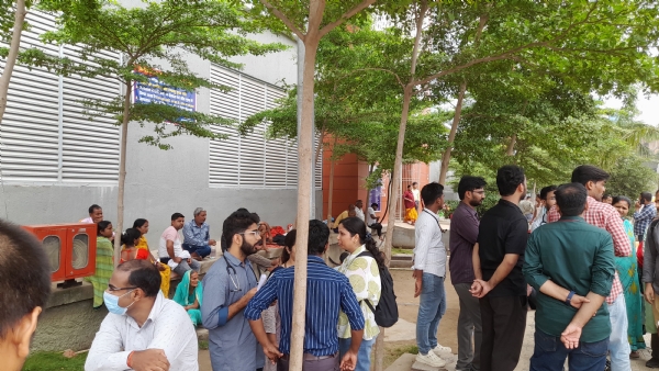 پی ایم سی ایچ میں مریض کے اہل خانہ اور جونیئر ڈاکٹروں میںمارپیٹ، احتجاج میں ایمرجنسی سروس ٹھپ پی ایم سی ایچ میں مریض کے اہل خانہ اور جونیئر ڈاکٹروں میںمارپیٹ، احتجاج میں ایمرجنسی سروس ٹھپ
