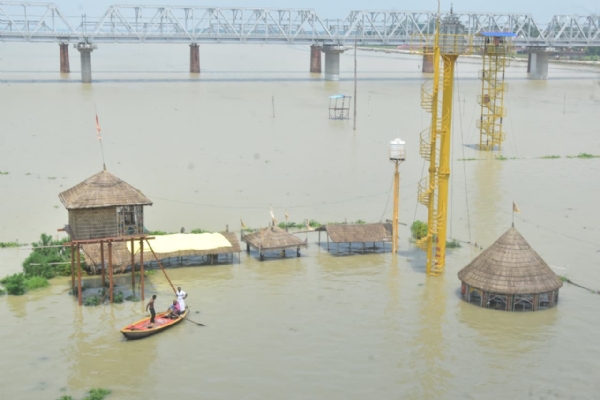 प्रयागराज में गंगा के बढ़ते जलस्तर का दृश्य प्रयागराज में गंगा के बढ़ते जलस्तर का दृश्य