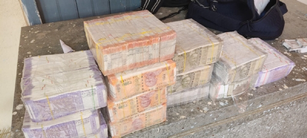 جعلی نوٹ  اور جعلساز گروہ کے چار ارکان گرفتار، جعلی نوٹوں کے بنڈل برآمد