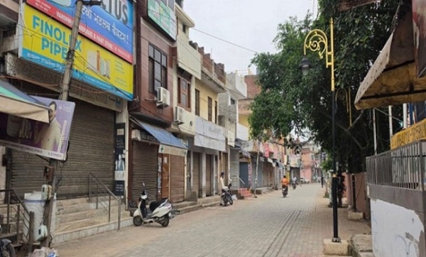 پنجاب کے ڈیرا بسی میں بند پڑا بازار پنجاب کے ڈیرا بسی میں بند پڑا بازار