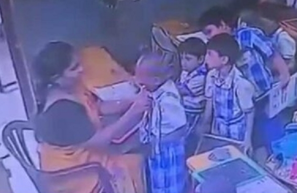 وشاکھاپٹنم میں افسوسناک واقعہ، ٹیچر کی ڈانٹ اور تھپڑ کے بعد بچے فوت وشاکھاپٹنم میں افسوسناک واقعہ، ٹیچر کی ڈانٹ اور تھپڑ کے بعد بچے فوت