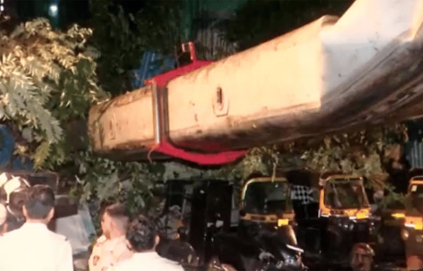 Hydraulic Crane Falls In Kurla Hydraulic Crane Falls In Kurla