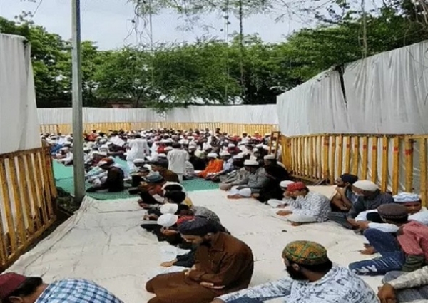 بھوج شالہ احاطے کے پیچھے جمعہ کی نماز ادا کرتے ہوئے مسلمان