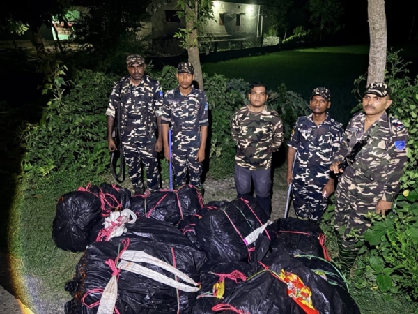 بھارت-نیپال سرحد پر 303.900 کلوگرام گانجہ ضبط،ا سمگلر اندھیرے کا فائدہ اٹھا کر فرار بھارت-نیپال سرحد پر 303.900 کلوگرام گانجہ ضبط،ا سمگلر اندھیرے کا فائدہ اٹھا کر فرار