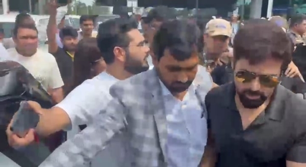اداکار عمران ہاشمی رانچی پہنچے، ایئرپورٹ پر مداحوں کی بھیڑ امڈ پڑی