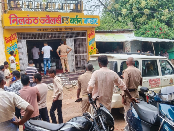 भावा बाजार स्थित आभूषण दुकान में चोरी के बाद मौके पर जुटे लोग।