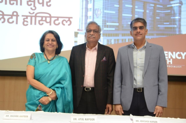 प्रेस वार्ता के दौरान जानकारी देते डॉक्टर