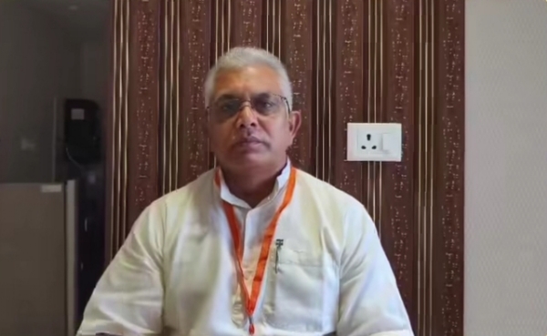 दिलीप घोष समाज माध्यम में अपनी बात रखते हुए दिलीप घोष समाज माध्यम में अपनी बात रखते हुए