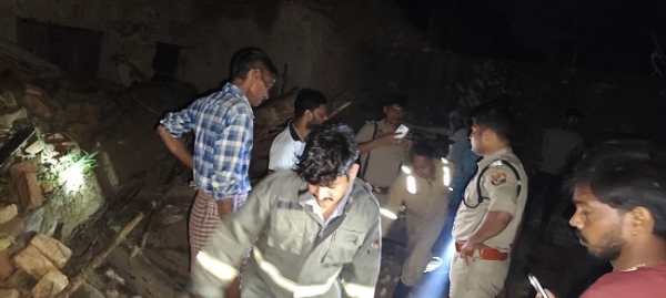 فوٹو: زخمیوں کو نکالتے ہوئے لوگ فوٹو: زخمیوں کو نکالتے ہوئے لوگ