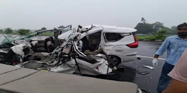 آگر مالوا میں فور لین پر خوفناک سڑک حادثہ، تیز رفتار کار ٹرک سے ٹکرائی، ماں اور بیٹی کی موت، تین زخمی