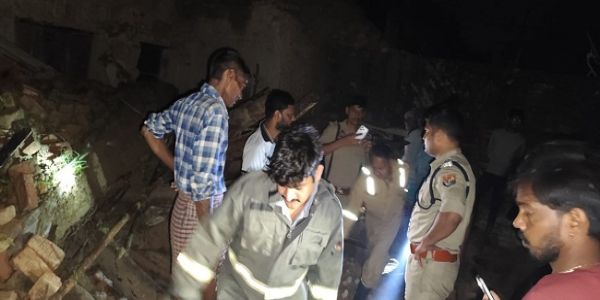 خستہ حال دیوار گرنے سے ٹین شیڈ میں سو رہے ایک ہی خاندان کے پانچ افراد ملبے میں دبے