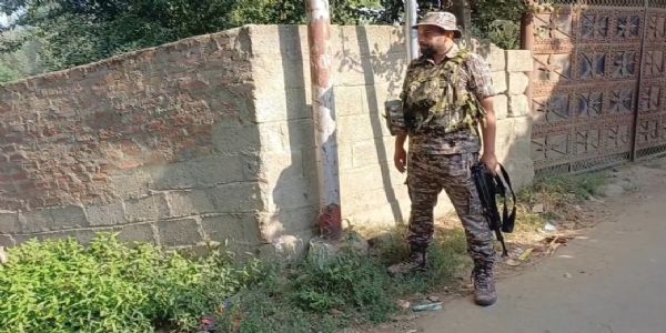 شوپیاں میں دستی بم اور ایچ ایم پوسٹروں کے ساتھ تین گرفتار