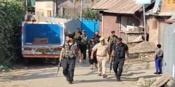 پلوامہ میں دہشت گردوں کے دو ساتھی گرفتار، اسلحہ اور بارود برآمد