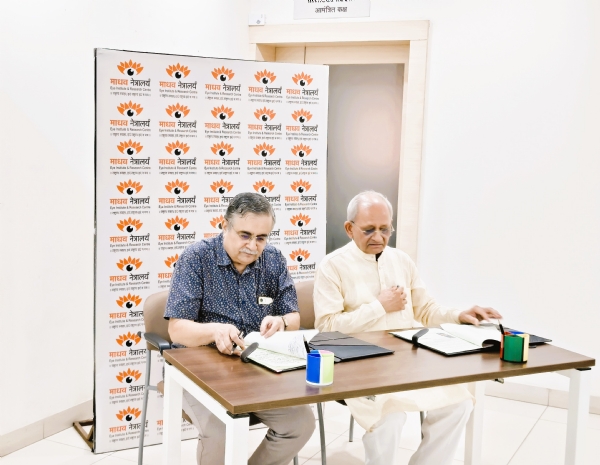 अरिवंद मार्डीकर आणि अविनाश अग्निहोत्री सामंजस्य करारावर हस्ताक्षर करताना