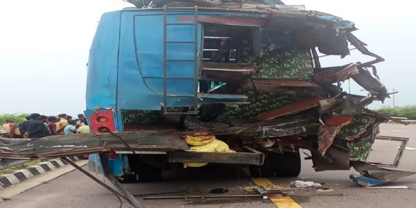 پوروانچل ایکسپریس وے سڑک حادثے میں تین افراد ہلاک، 11 زخمی