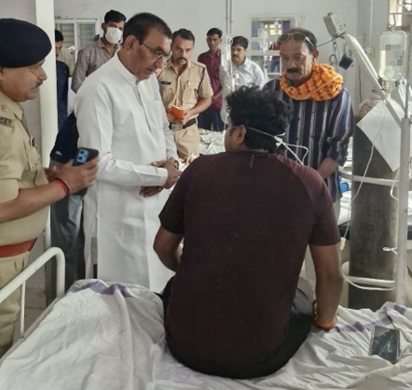 وزیر مملکت نارائن سنگھ پنوار بس حادثے میں زخمی ہونے والوں سے ملے وزیر مملکت نارائن سنگھ پنوار بس حادثے میں زخمی ہونے والوں سے ملے