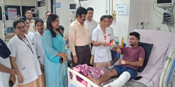 تھانے سول اسپتال میں مریضوں کی کلائی پر راکھی باندھ کر طبی عملے نے رشتوں کی گرمی کا دلایا احساس