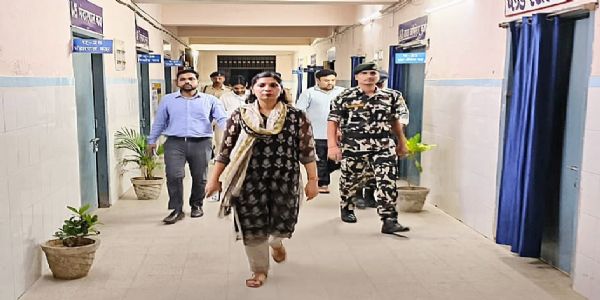 بکسر کے ڈمراؤں سب ڈویژنل ہاسپٹل کا رات میں اچانک معائنہ،لاپروائی پر بی ایچ ایم سے وضاحت طلب