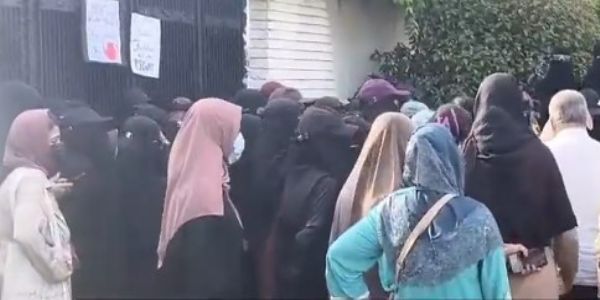 اے ایم یو کے اندرا گاندھی ہال کی طالبات کا صبر جواب دے گیا، مسائل کو لے کر وی سی لاج پہنچیں