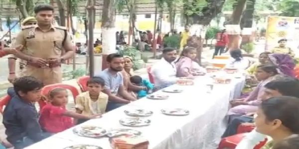 علی گڑھ جیل میں رکشا بندھن کی جذباتی تصویر، 2 ہزار بہنوں نے بھائیوں کی کلائی پر باندھی راکھی