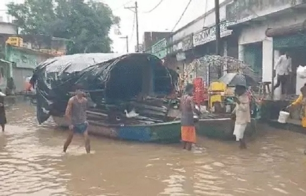 سڑکوں پر کشتیاں چلانے پر مجبور