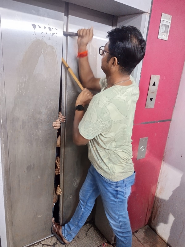 مغربی بنگال میں ریلوے اسٹیشن کی لفٹ میں پھنسے 9 مسافروں کو ریلوے پولیس نے بحفاظت نکالا مغربی بنگال میں ریلوے اسٹیشن کی لفٹ میں پھنسے 9 مسافروں کو ریلوے پولیس نے بحفاظت نکالا