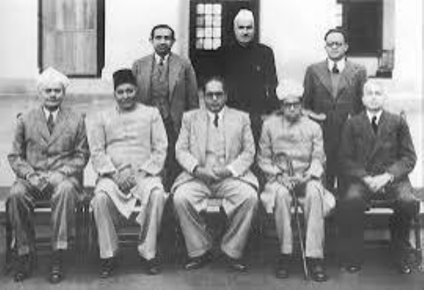 تاریخ کے آئینے میں 30 اگست: آئینی مسودہ کمیٹی کے چیئرمین بنے ڈاکٹر امبیڈکر تاریخ کے آئینے میں 30 اگست: آئینی مسودہ کمیٹی کے چیئرمین بنے ڈاکٹر امبیڈکر