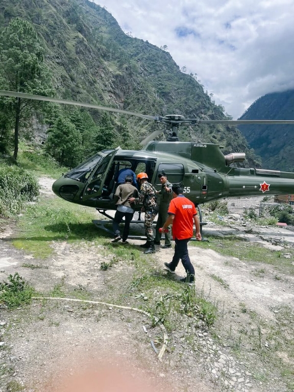 نیپال میں سرنگوں میں پھنسے افراد کے ریسکیو کےلئے بھارت نے خصوصی ٹیم بھیجی، 10 ٹن امدادی سامان بھی پہنچا