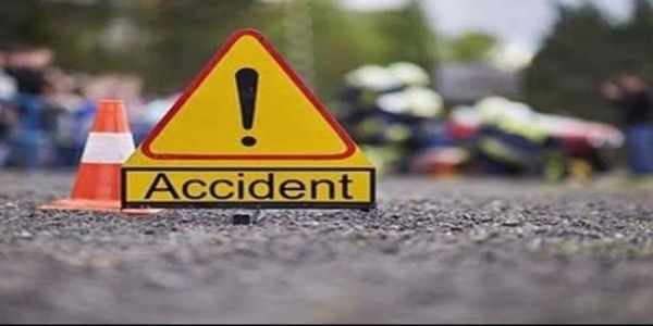 ایکسپریس وے پر سڑک کنارے کھڑی بس سے کار ٹکرائی، دو کی موت، ایک زخمی