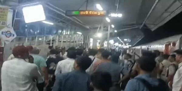 منگلا ایکسپریس سے کیرالہ جا رہے 20 بچوں کی طبیعت بگڑی، کھنڈوا اسٹیشن پر علاج کیا گیا