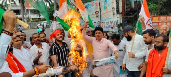 پپو یادو پر حملے کے خلاف کانگریس نے امت شاہ کا پتلا نذرآتش کیا پپو یادو پر حملے کے خلاف کانگریس نے امت شاہ کا پتلا نذرآتش کیا